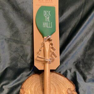 NEW! RAE DUNN "DECK THE HALLS" SPATULA